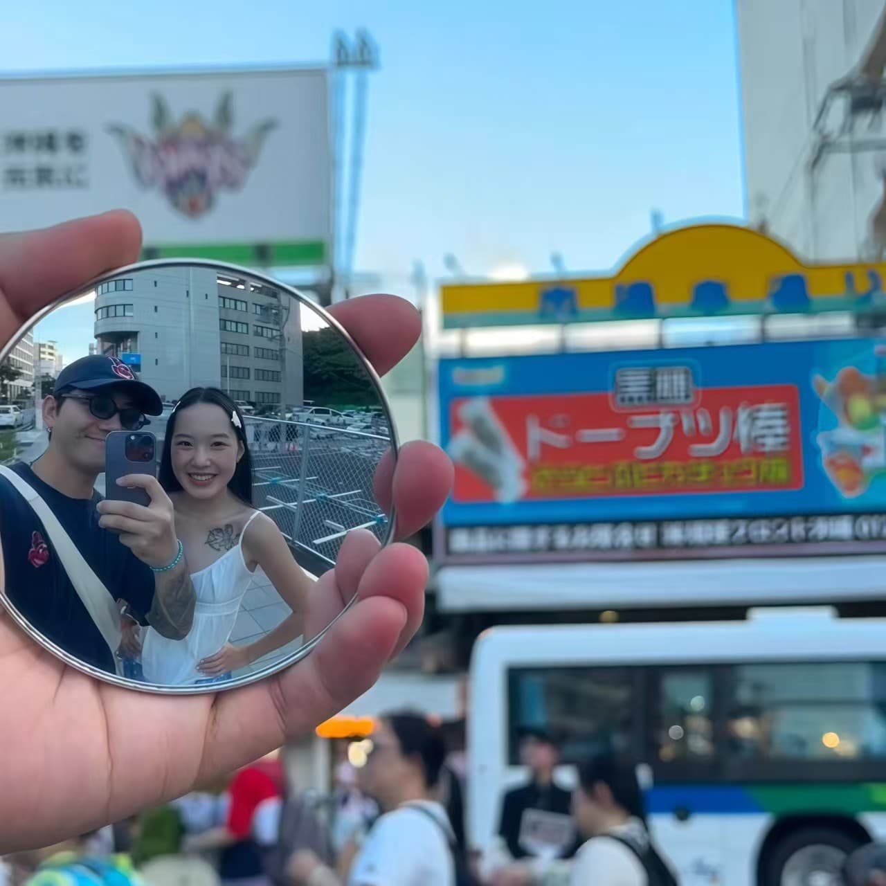 Travel convex mirror, hand-held photo reflector, small round mirror, couple selfie props, compact and portable film artifact