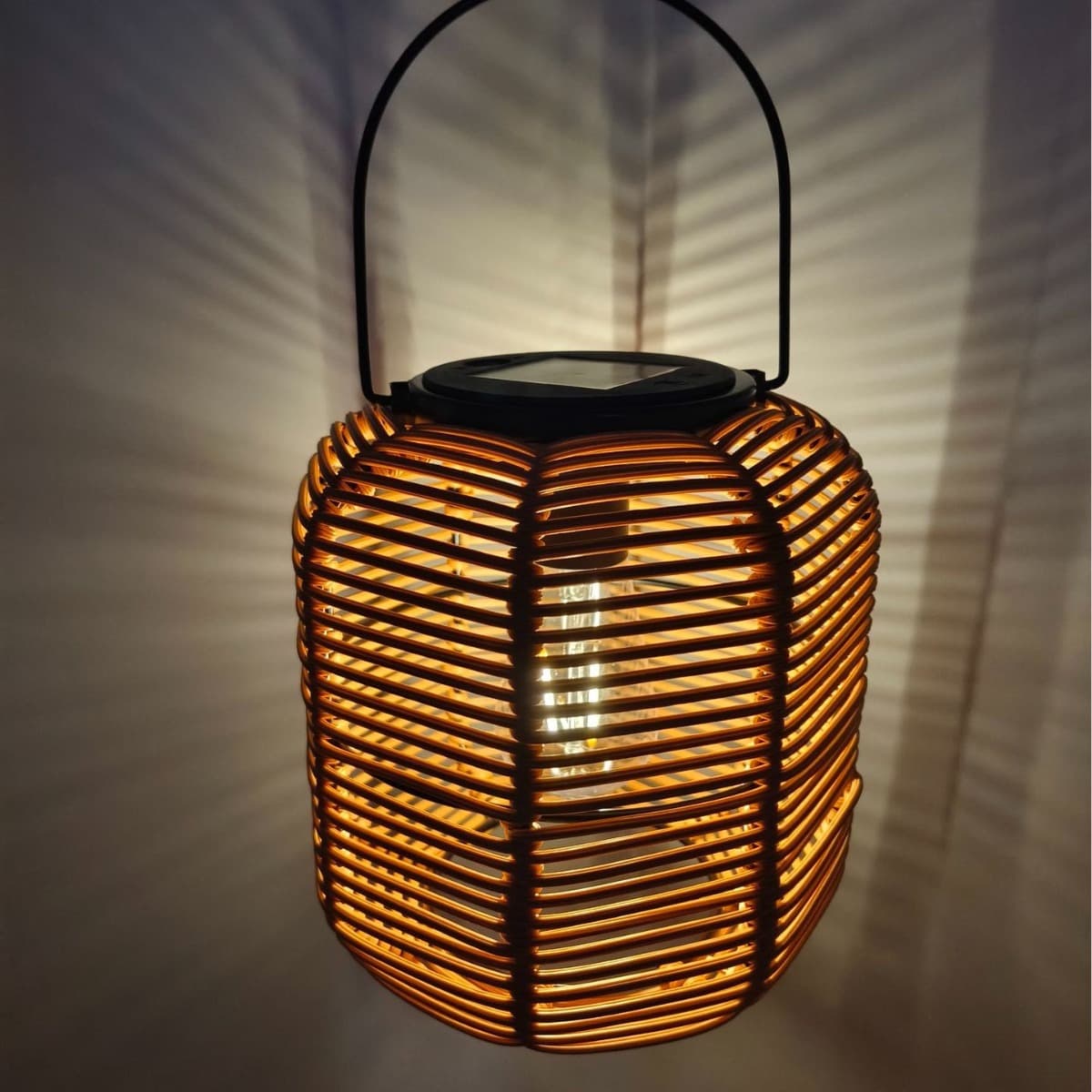 Solar-powered outdoor courtyard lights, bamboo woven lanterns, rattan lanterns, Chinese retro hanging lights for courtyards and gardens, lawn lights.