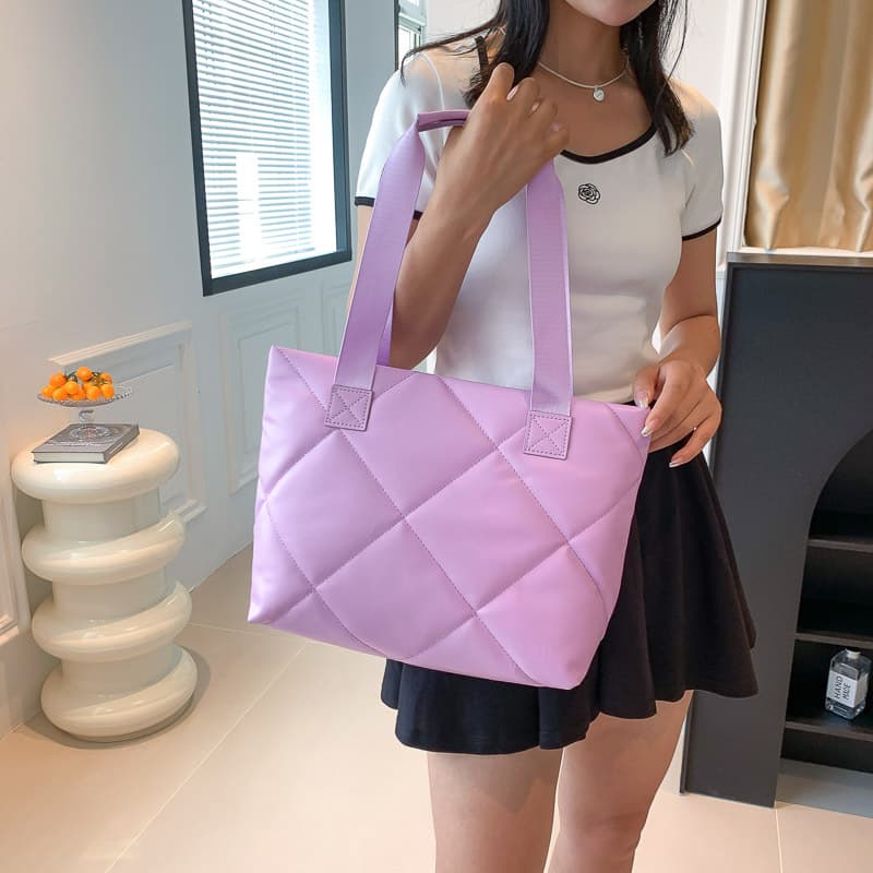 Cross-Border 2025 New Large-Capacity Tote Bag, Fashionable Casual Commuting Travel Quilted Embroidery Handbag Shoulder Bag for Women