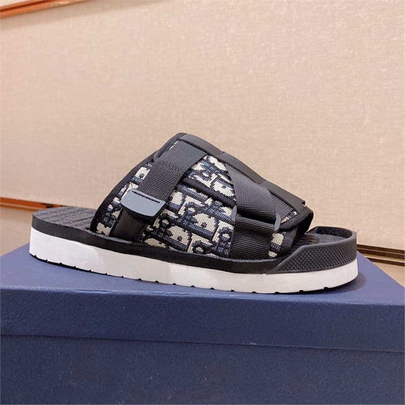 European station new summer men's slippers European fashion brand men's sandals for outer wear beach flip-flops sandals trendy