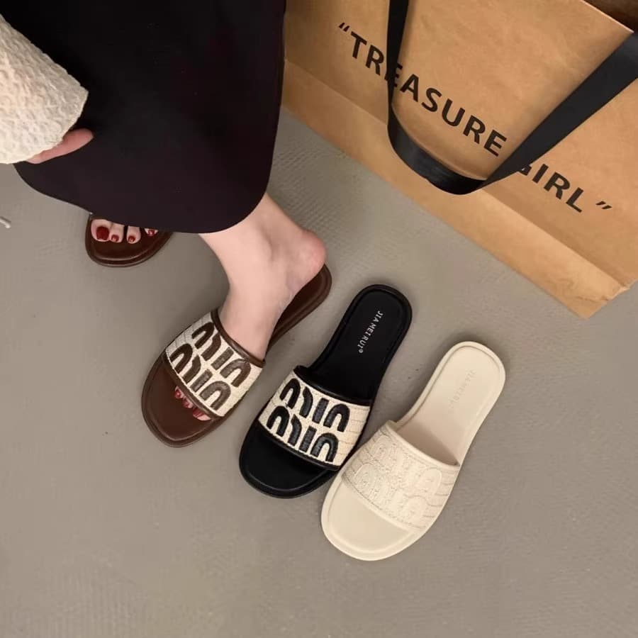 French Style Flat Sandals for Women Summer Outdoor High-End 2026 Flat One-Strap Soft Sole Women's Shoes Beach Sandals Wholesale