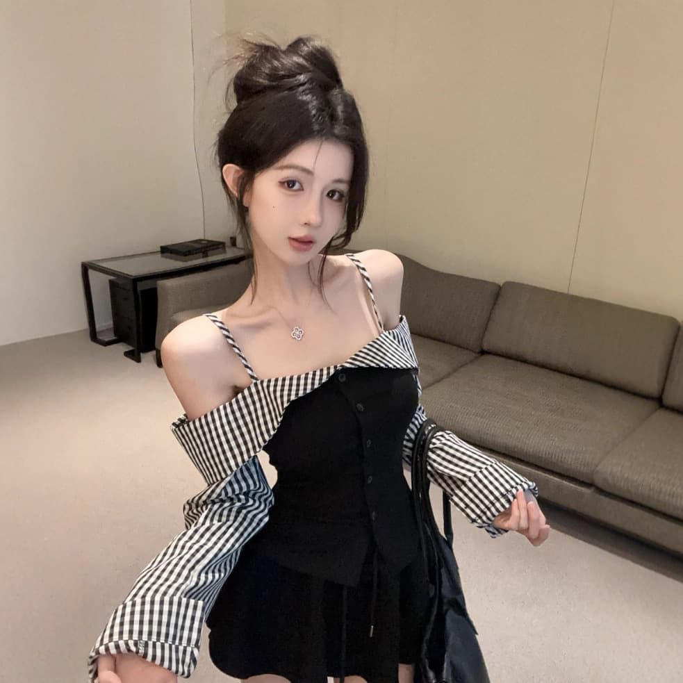 Early autumn hot girls sexy one-shoulder fake two-piece plaid long-sleeved women's fashionable temperament and slim slim off-shoulder top trendy