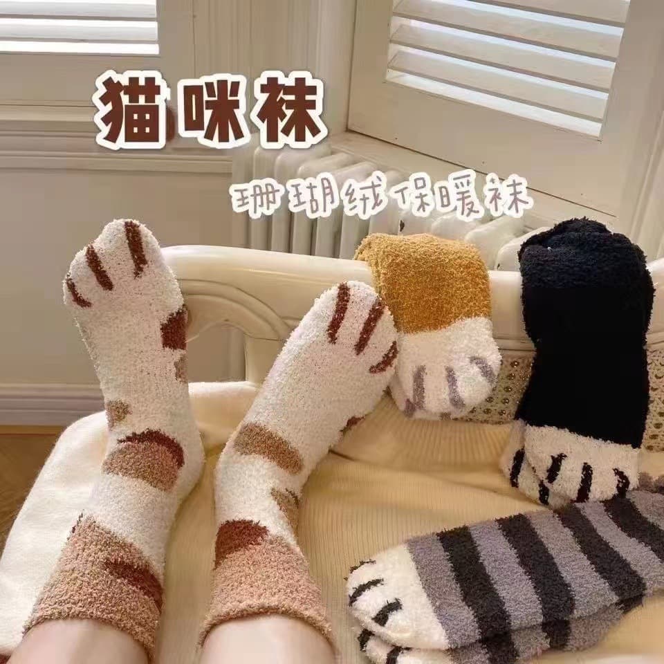 Autumn and winter coral fleece women's sleep mid-calf socks, cute cat paw socks, thick and warm sweet floor socks wholesale.