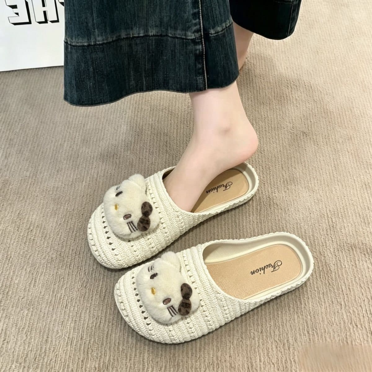 Cute Hello Kitty soft-soled sandals for women in summer, breathable slip-ons, lightweight and versatile hollow half-pack slippers