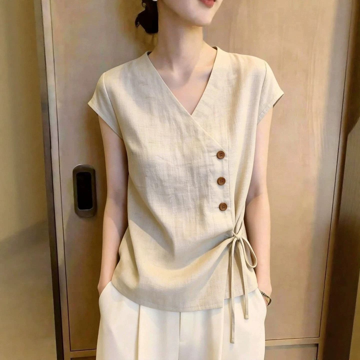 Beige short-sleeved shirt 2026 summer new fashion age-reducing versatile design irregular strappy shirt top