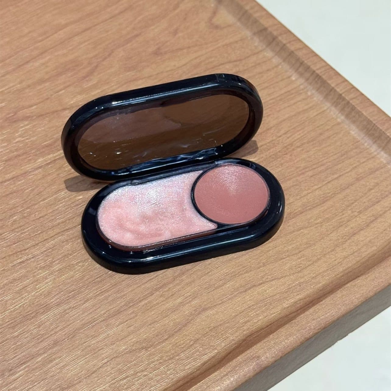 A sense of vitality and hydration! The summer burden-reducing water door is wide open again! Two-color multi-purpose cream blush palette, sun-red lipstick and contouring