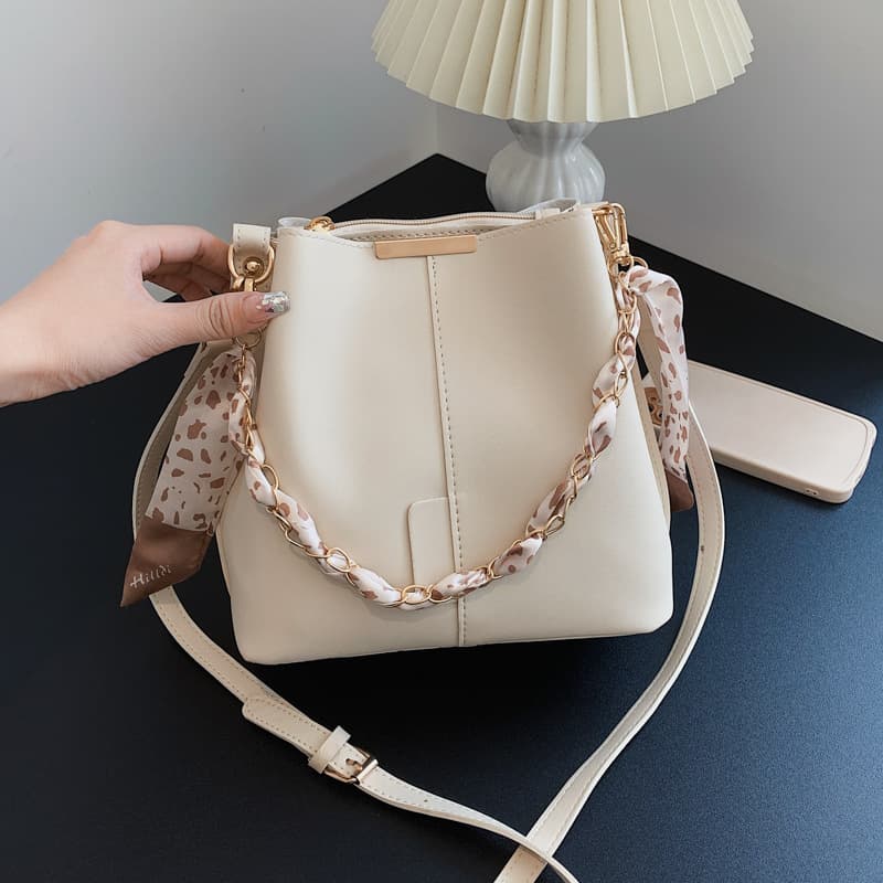 Vintage Textured Large Capacity Bucket Bag for Women 2026 Summer New Fashion Crossbody Bag Commute Solid Color Shoulder Bag