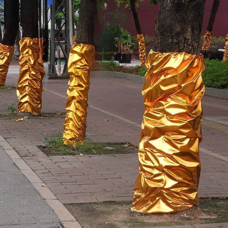 ★Stage decorations: gold cloth and gold paper wrapped tree trunks, gold-wrapped pillars, trees wrapped in gold foil, hotel decorations.