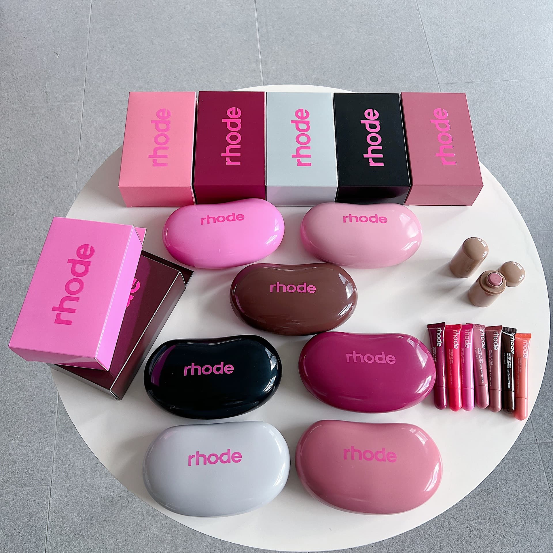 The popular RHODE thin portable headphone bag that can hold lipstick and lip glaze silicone storage bag