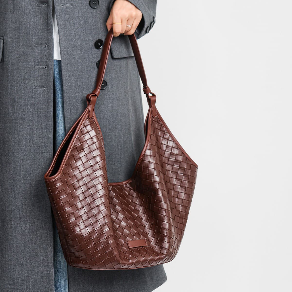 Genuine leather large-capacity bags for women 2025 new bags fashionable style cowhide woven pattern ladies class commuting bag