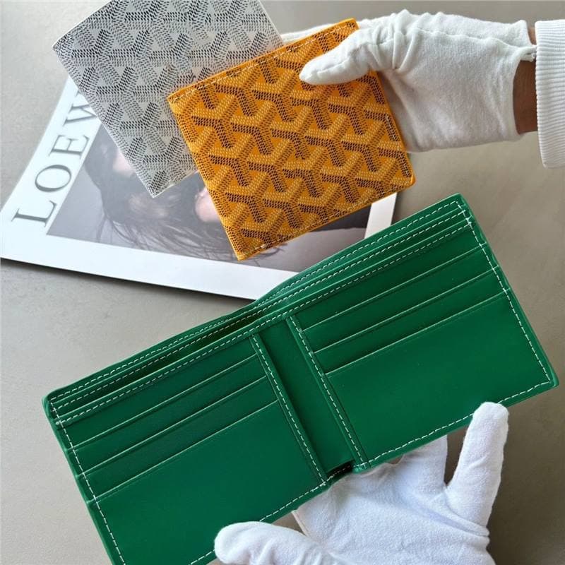 Slim and lightweight short wallet for men and women, unique and stylish folding wallet with fretwork design, European and American style, multi-card slots, simple and elegant.