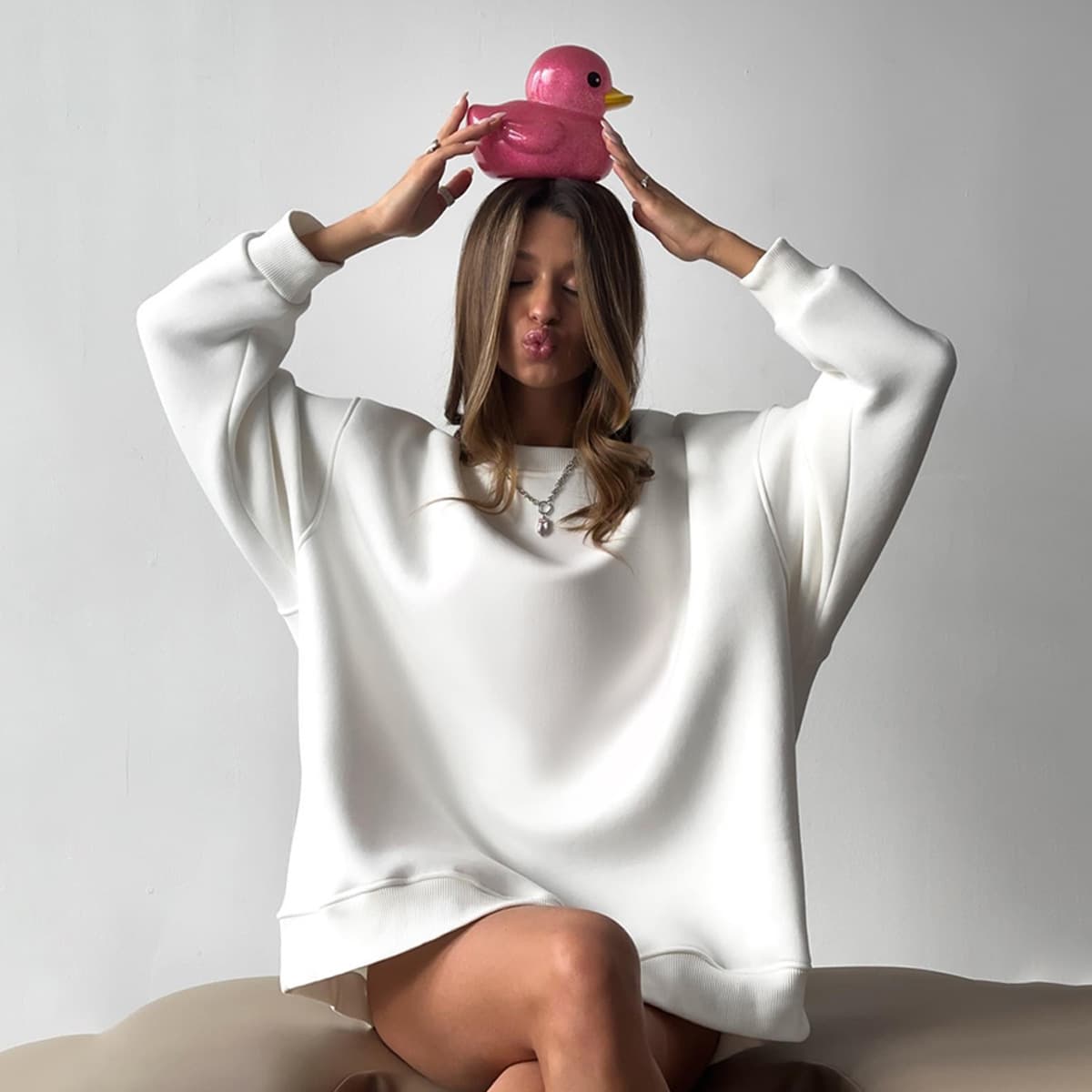 Solid Color Round Neck Sweatshirt, European and American 2025 Winter New Women's Fleece-Lined Sweatshirt, Casual Round Neck Sweatshirt