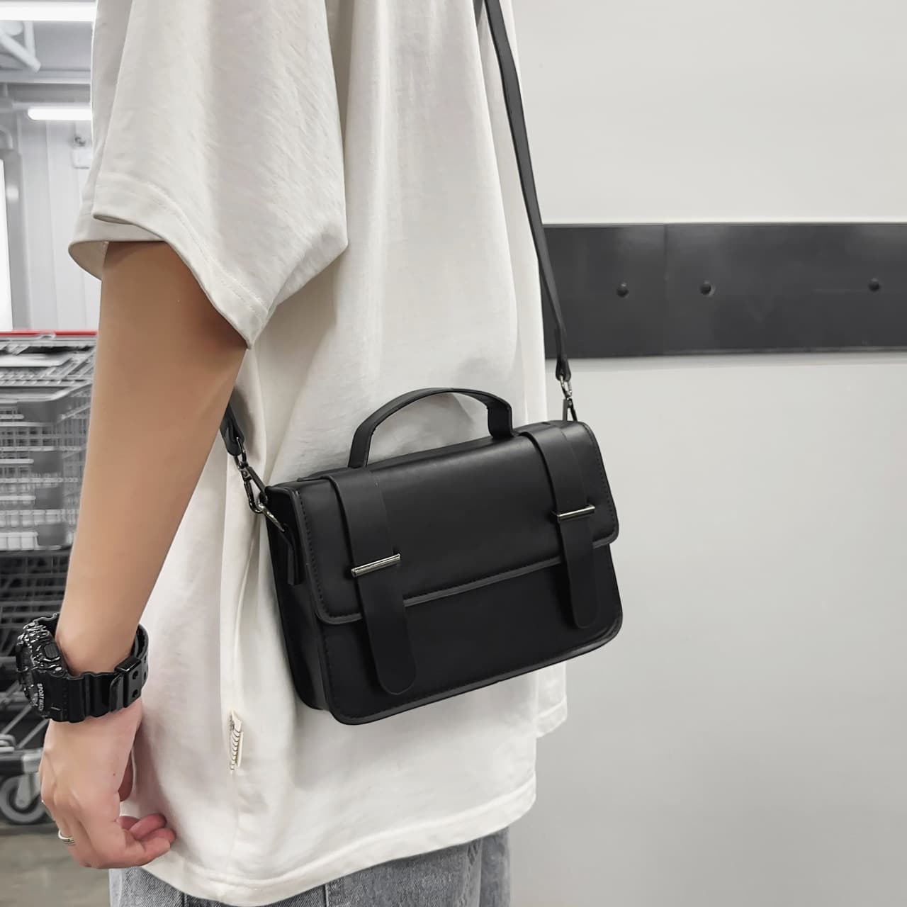 High-end men's shoulder bag, niche design, small square bag, trendy casual shoulder/crossbody bag for women.