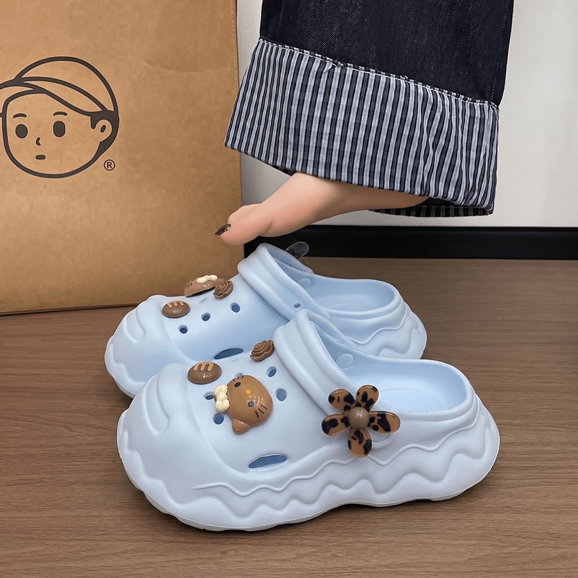 2026 New Cute Cartoon Thick-soled Crocs Girls Wear Non-Slip Anti-odor Casual Seaside Beach Slippers for Women