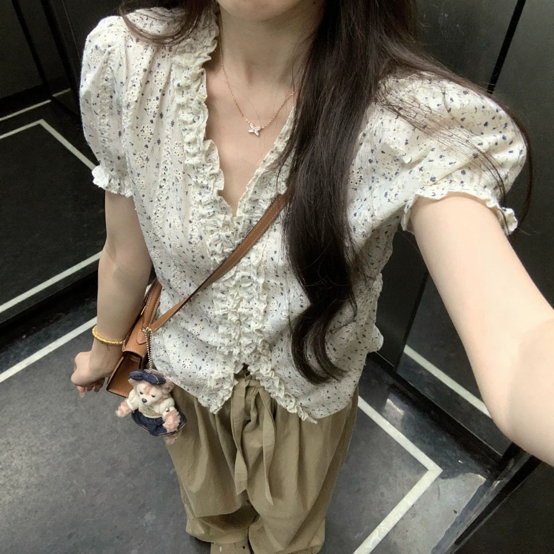 Fungus-edged short-sleeved shirt for women 2026 new summer V-neck slim fit puff-sleeved shirt French top