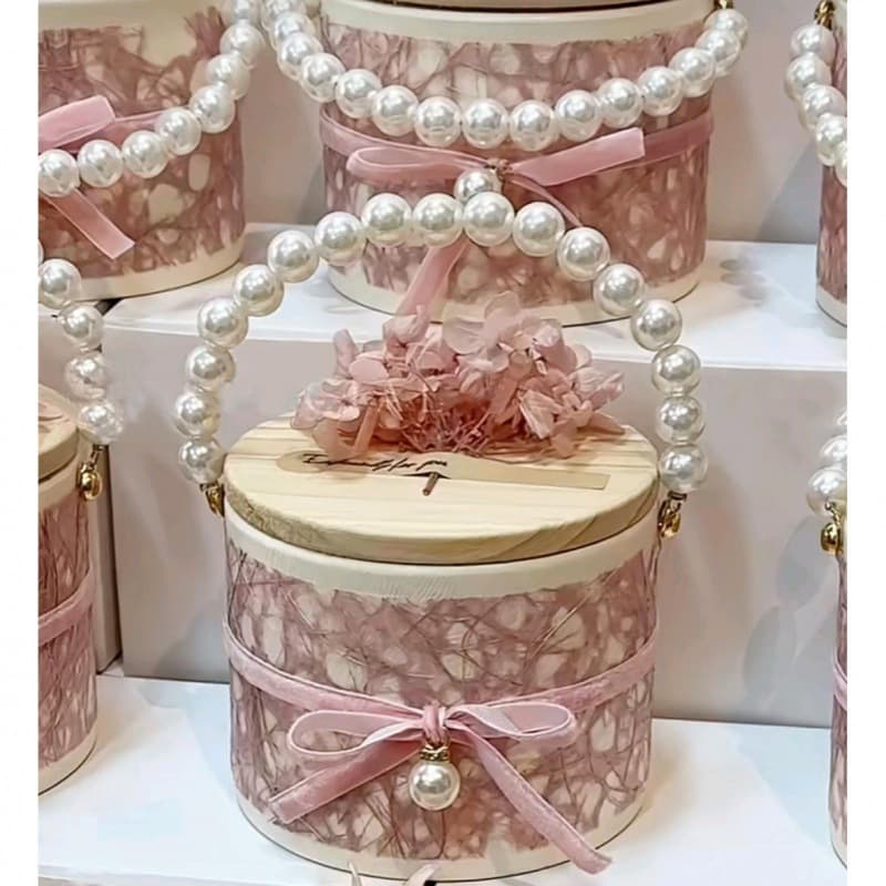 The same creative outdoor wedding engagement sugar box little red book style sugar box wooden cover table wedding sugar box wedding paper