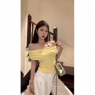 Sweet Off-Shoulder Short-Sleeve T-Shirt for Women Summer Style, Elegant Collarbone-Revealing Fitted Trendy Top, Ins Fashion