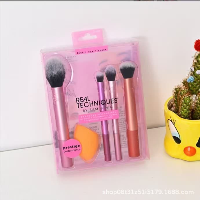 New 4-Piece RT Makeup Brush Set for Beginners, Full Set Soft Bristle Powder Brush, Blush Brush, Eyeshadow Brush, Makeup Tools