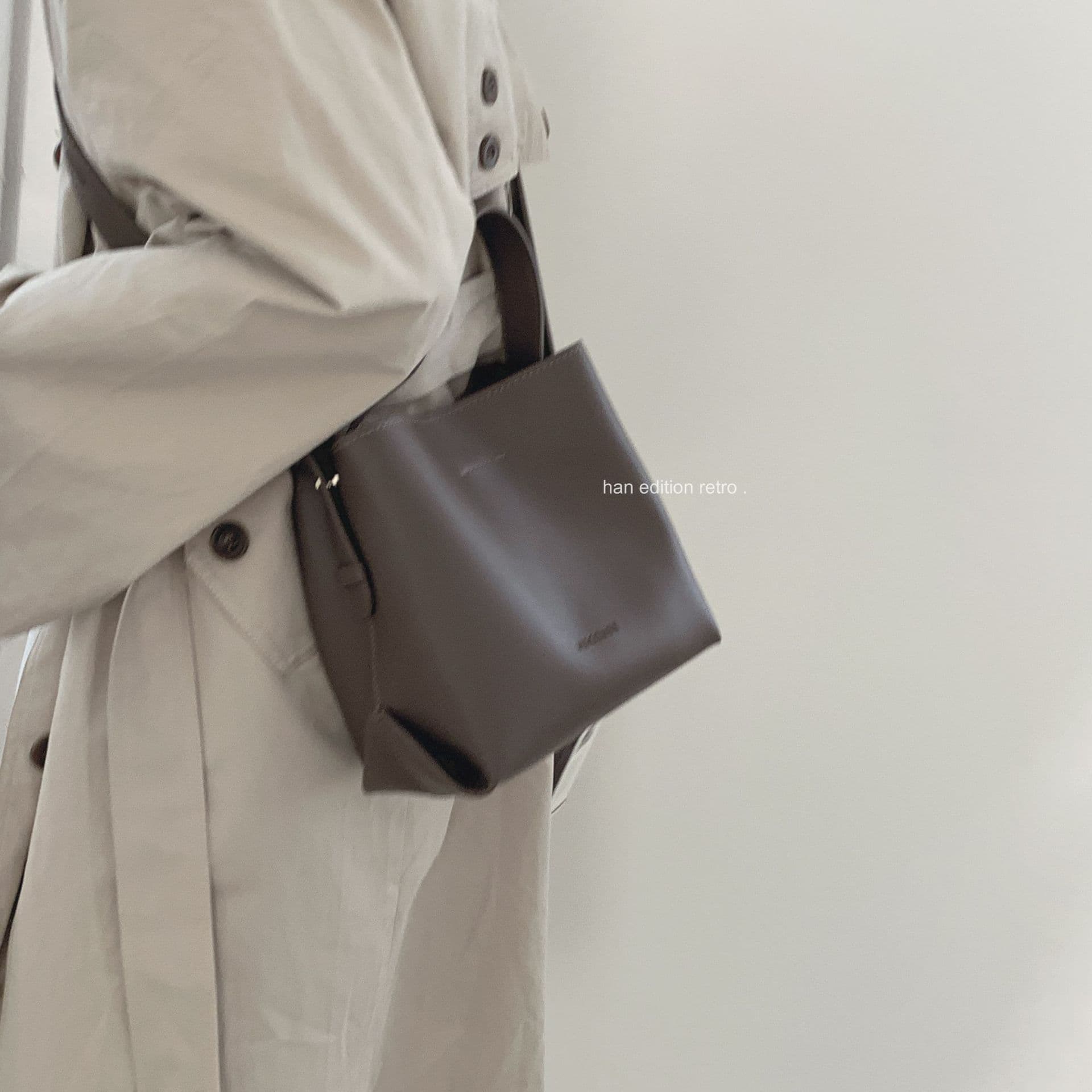 Retro-style underarm bag for women, new 2023 style, large capacity bucket bag with wide shoulder strap, crossbody bag.