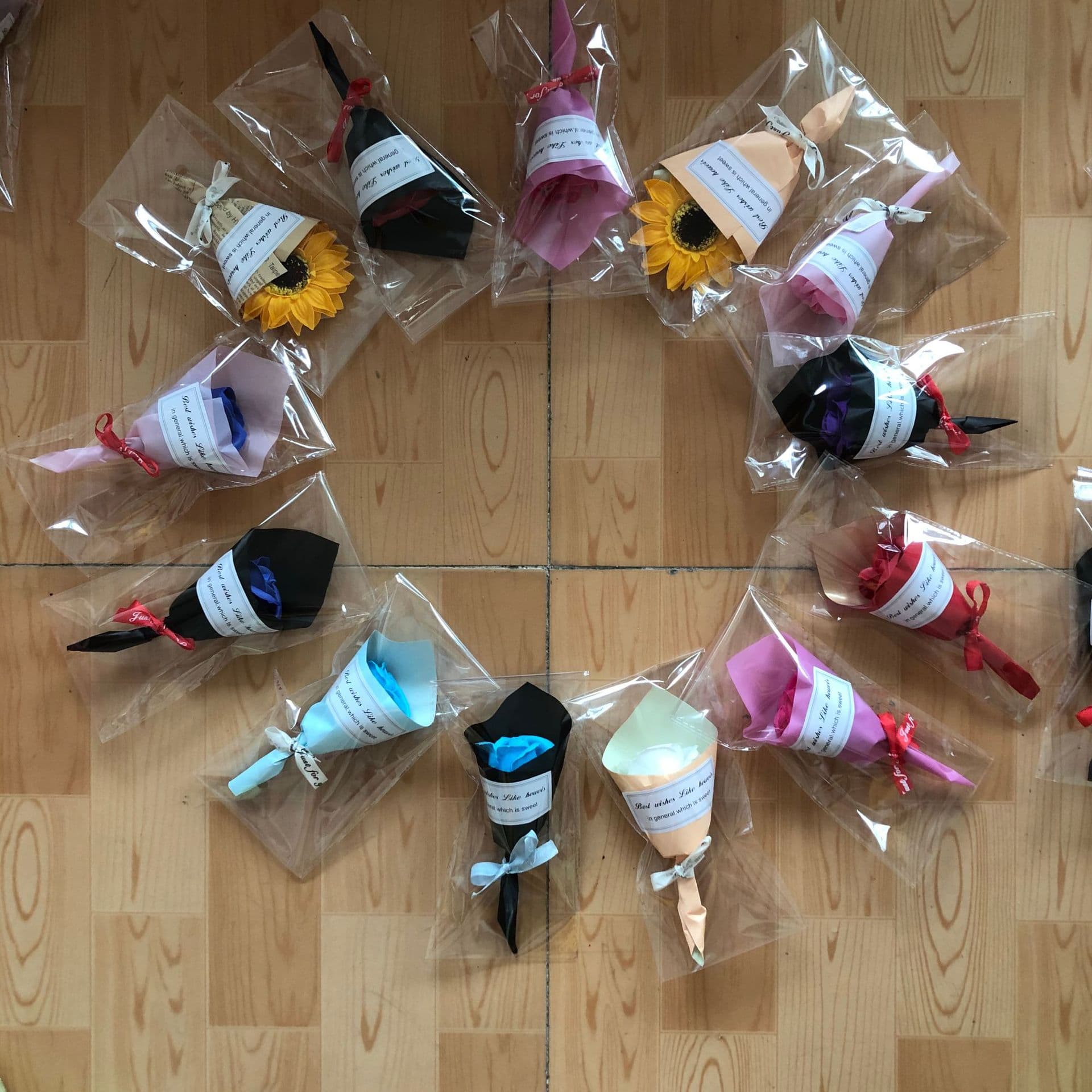Miniature bouquets, gift sets, soap flowers, roses, single-stem decorations, individually wrapped in bags.
