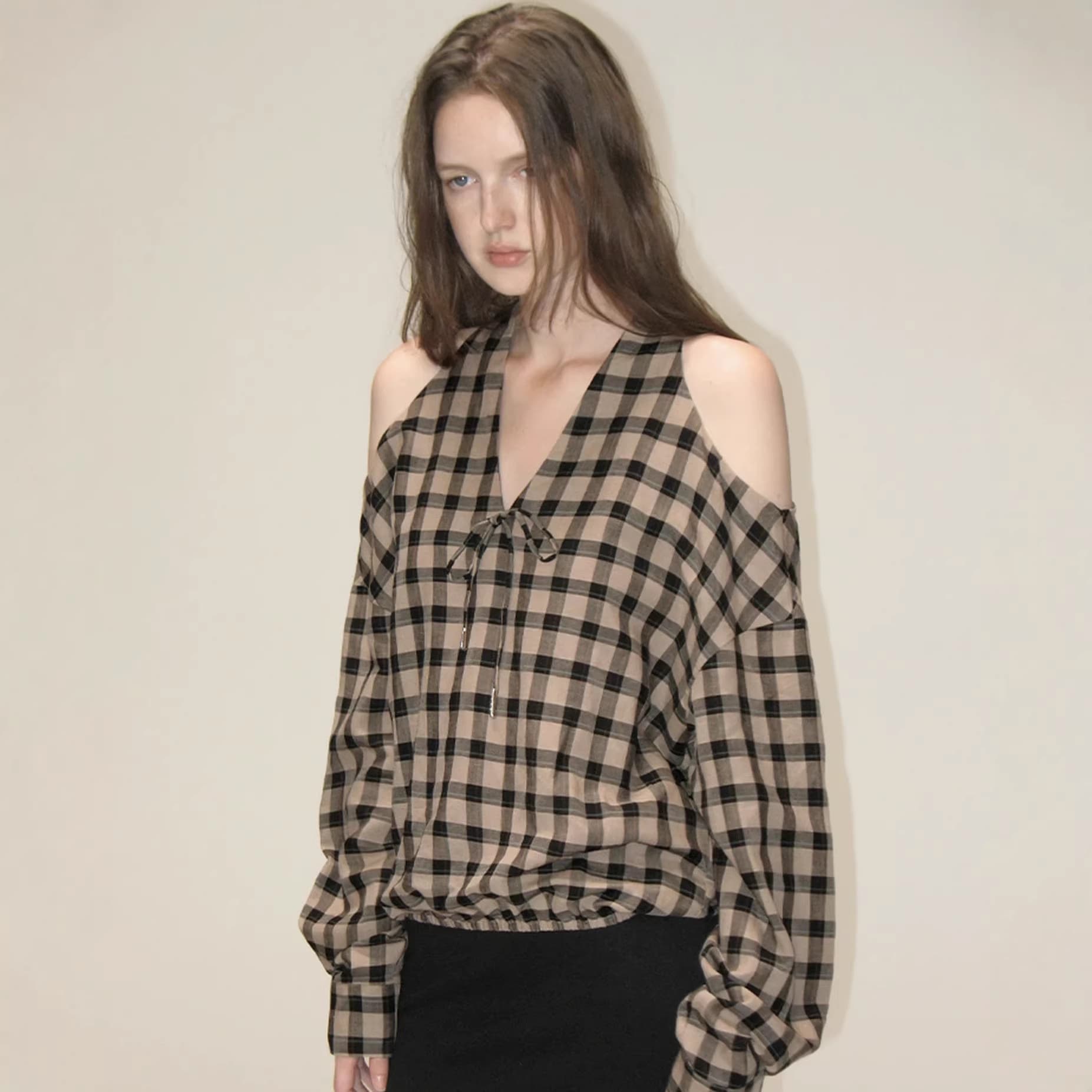P Brand Original Halter Neck Off-Shoulder Plaid Long-Sleeve Top with a Vintage Design and Relaxed V-Neck