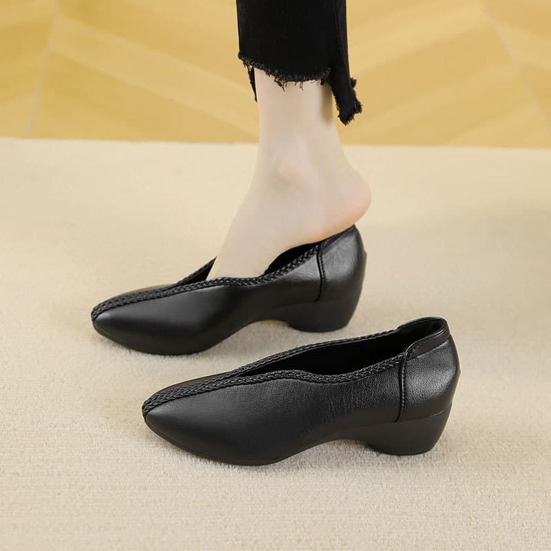 Super soft grandma shoes, soft leather wedges, middle-aged and elderly mothers' shoes, comfortable and not tiring shoes for feet, pointed toe v-mouth 2026 single shoes for women