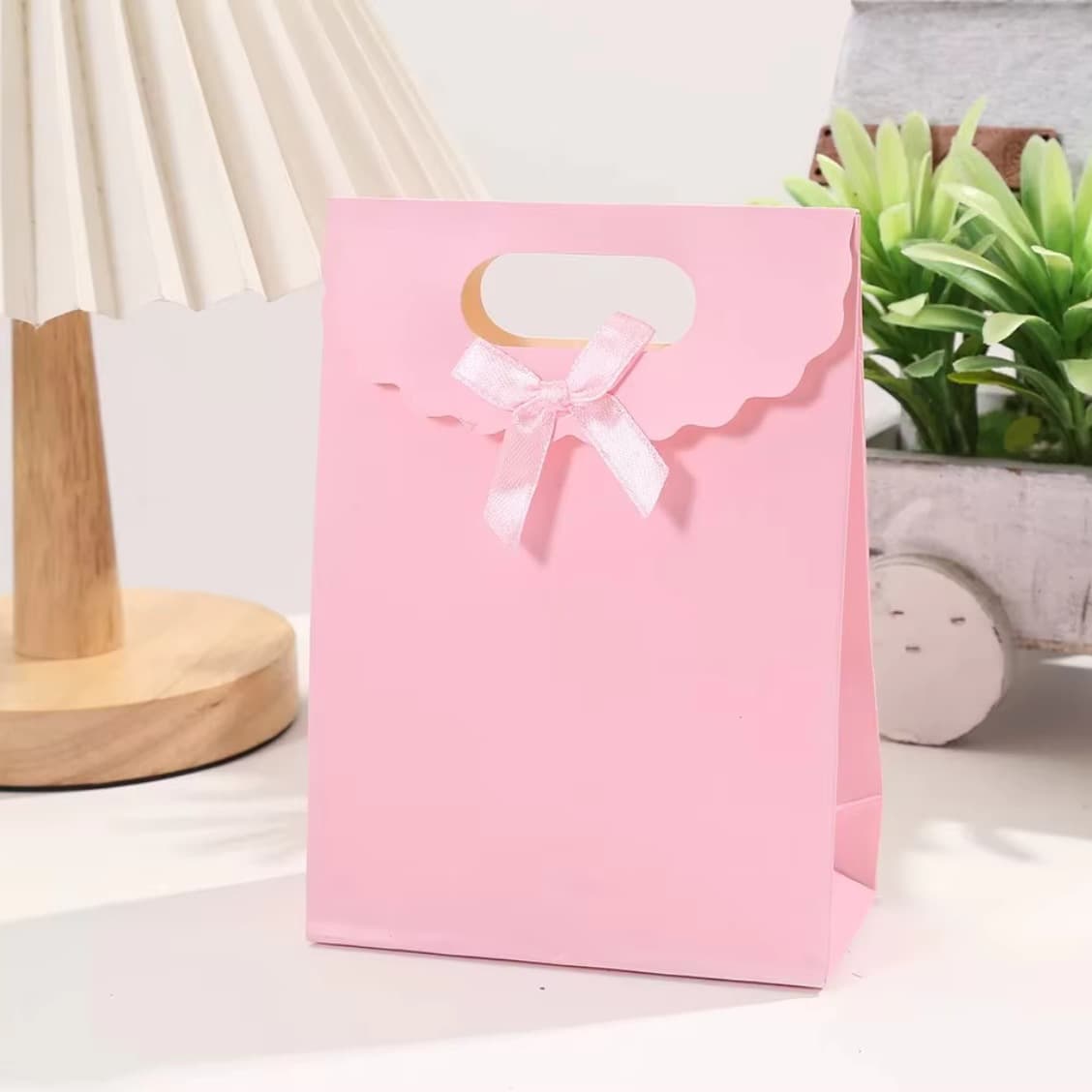 Paper Bag Customized Handbag Wholesaler Eco-Friendly Luxury Paper Bag with Printed Gift Cute Clothing Paper Bag
