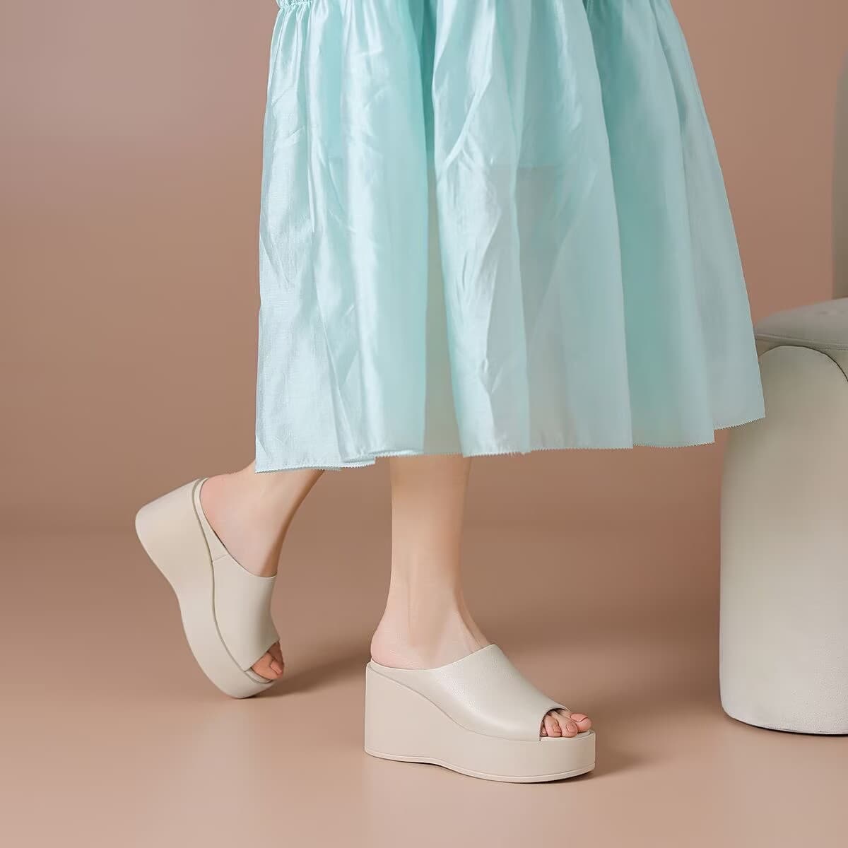 2026 Spring/Summer New Style Women's Sandals and Slippers for Export, Fashionable One-Strap Wedge Heel Platform Beach Shoes for Cross-Border Sales
