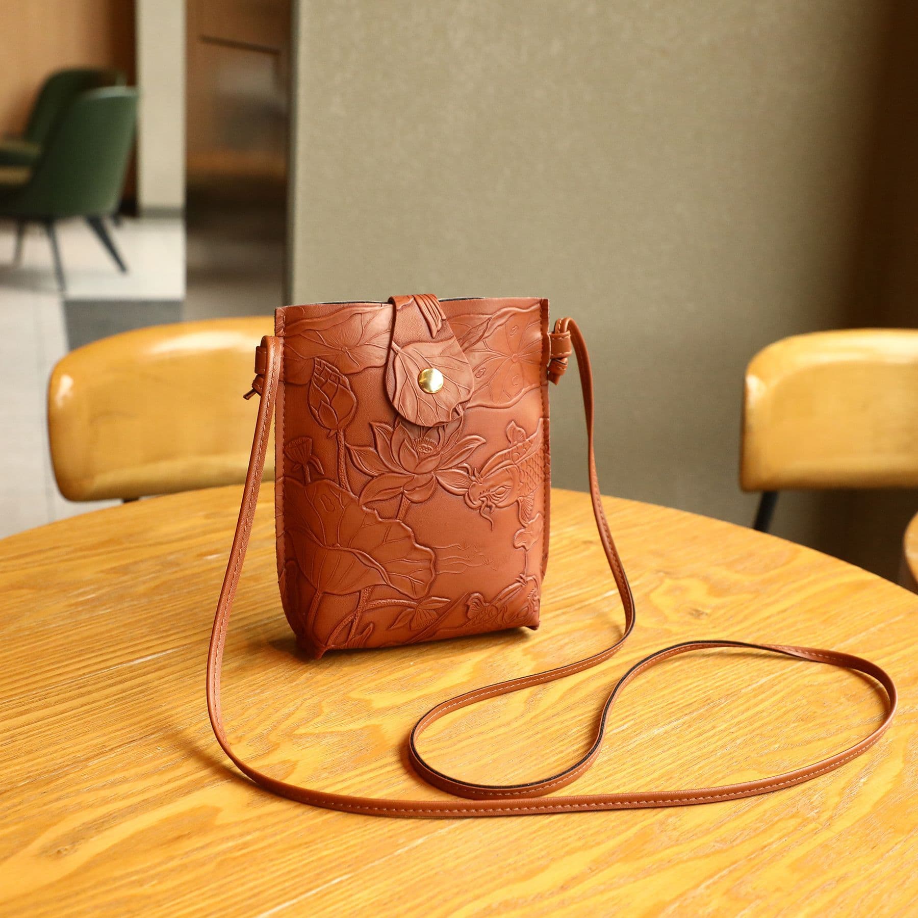 Embossed Print Magnetic Closure Phone Bag 2026 New Shoulder Bag Crossbody Bag Large Capacity Fashion Casual Shoulder Bag
