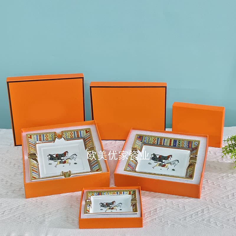 European Simple Vintage Bone China Horse Pattern Ashtray Living Room Home Use Creative Cigar Ashtray Gift Box Set