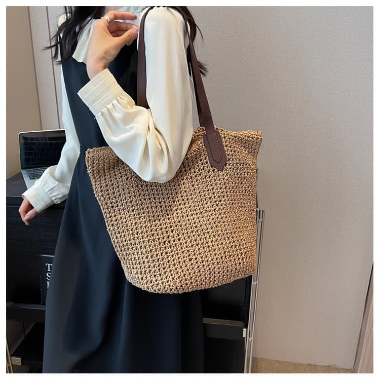 2025 New Handmade Crochet Bag Casual Straw Woven Bag Versatile Fashion Shoulder Bag Beach Bag Women's Bag