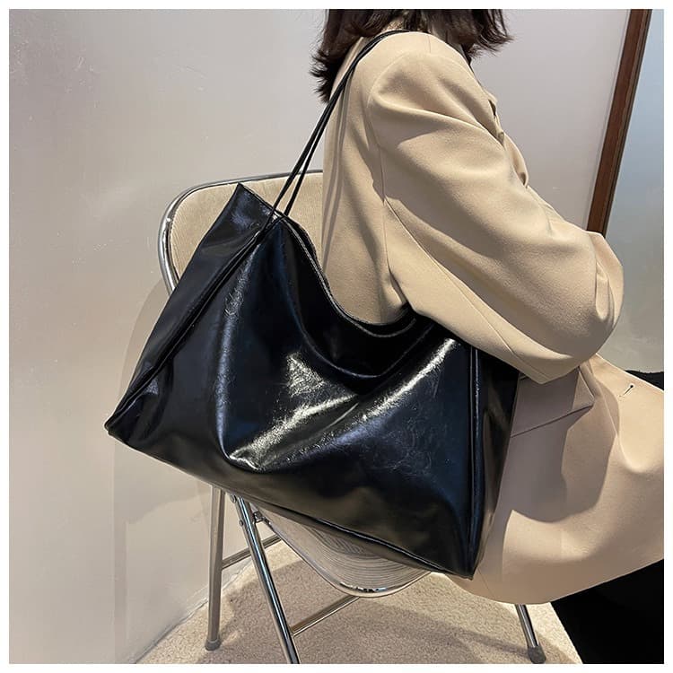 Vintage European and American Style Casual Large Capacity Shoulder Tote Bag for Women, Soft Commuter Bag Wholesale