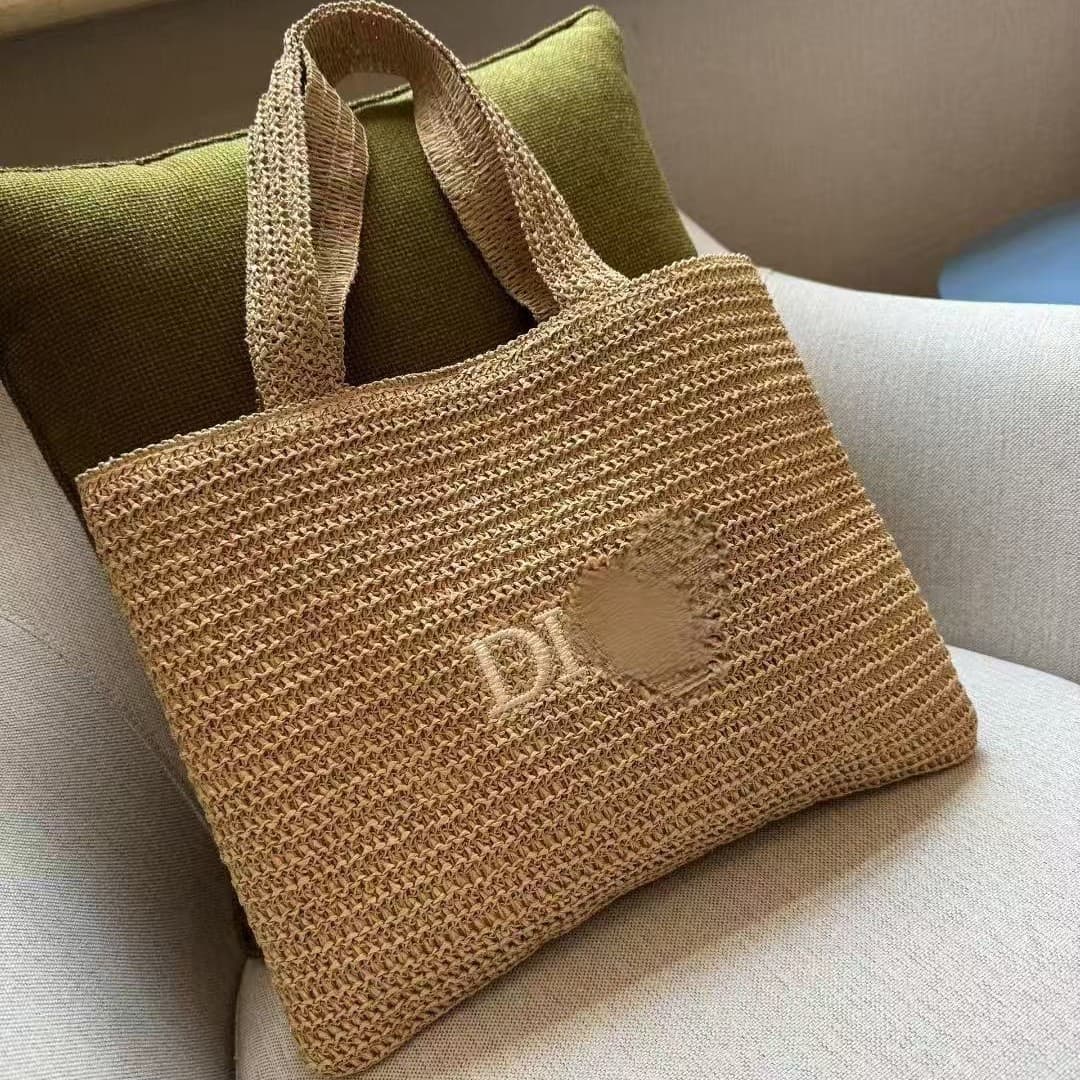 D's counter offers summer beach bags, straw tote bags, handbags, DIY chain crossbody bags, women's bags
