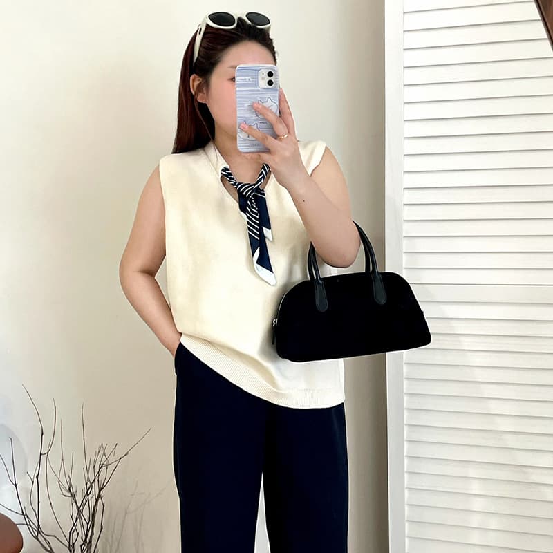 Plus-Size Design V-Neck Scarf Outerwear Innerwear Vest, 2025 Autumn Style Curvy Girls Versatile Sleeveless Knitwear 23572