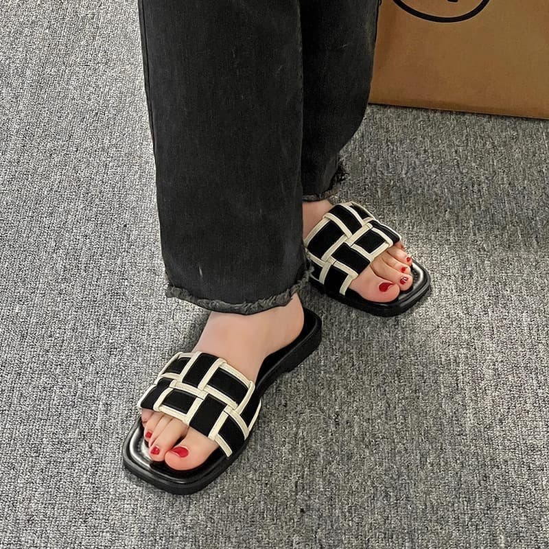 Woven one-line sandals for women 2026 new outer wear fashionable flat square toe lazy people go out to the beach temperament niche