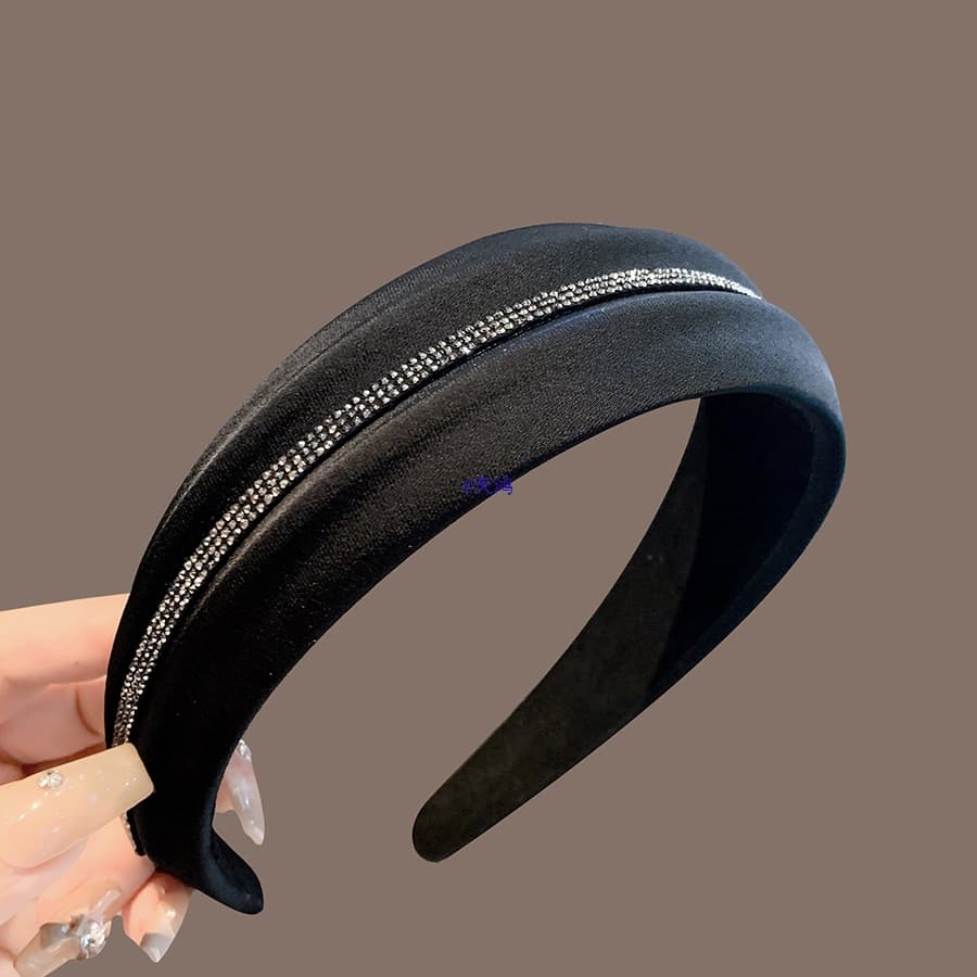 Korean version of light luxury wide-brimmed diamond headband for women to go out with, versatile temperament, and stylish hairpin for age-reducing hair.