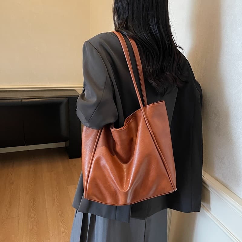 2026 New Autumn and Winter Large Capacity Bags for Female Students Going to Class and Commuting Shoulder Bags Retro Brown Soft Leather Tote Bags for Women