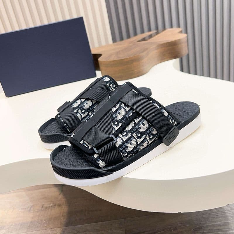 European Trendy Men's Slippers Summer New Fashion Lightweight Non-Slip Flip Flops Outdoor Beach Sandals