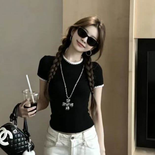 Black American-style fitted short-sleeve knit top for women, summer essential, stunningly beautiful, round neck, cropped length