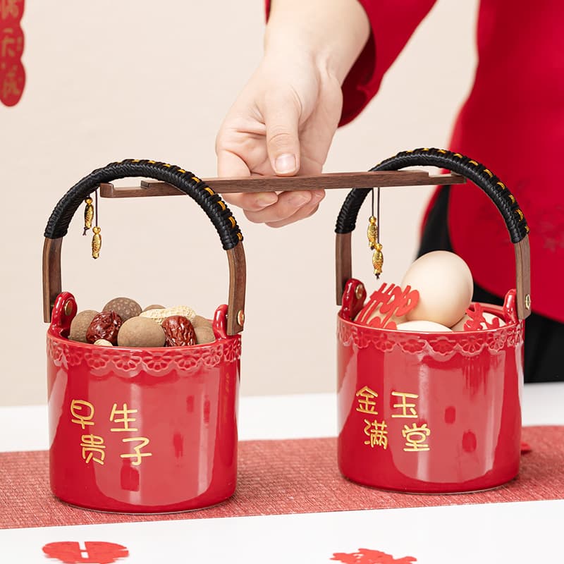 Wedding dowry bucket, a complete collection of wedding and ancestral items, including ceramic ornaments for weddings and auspicious occasions, and a treasure bucket for the bride's family.