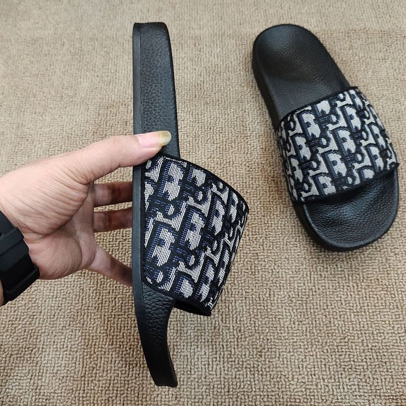 2025 European Summer New Couple Slippers Men Women European Style One-Strap Outdoor High-End Slippers
