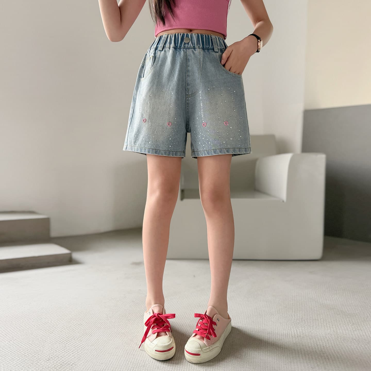 Girls' denim shorts summer thin children's pants 2026 new fashionable big children's good-looking bright diamond hot pants for outer wear