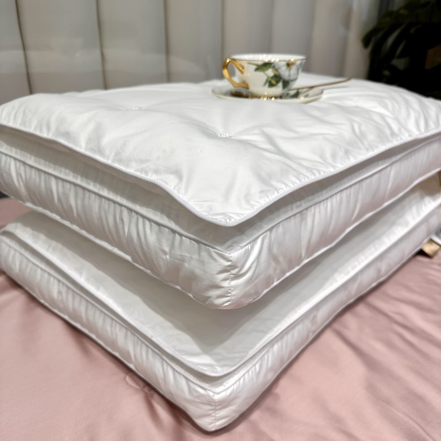 Soft, fluffy, luxurious silk pillow core, beautifies skin, aids sleep, protects the cervical spine, single/adult rectangular pillow.