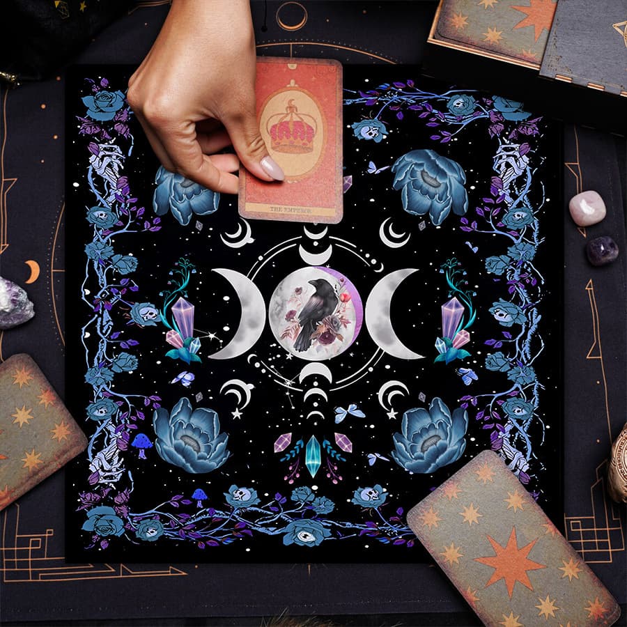 Cross-border hot selling vintage moon phase tree of life altar cloth five-star tarot card black oracle mat tarot tablecloth mat
