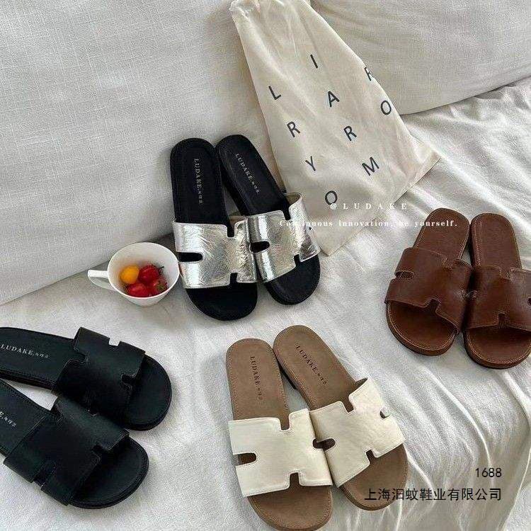 Flat slippers for women to wear outside 2026 summer new style soft-soled retro beach slippers, beautiful one-word small sandals