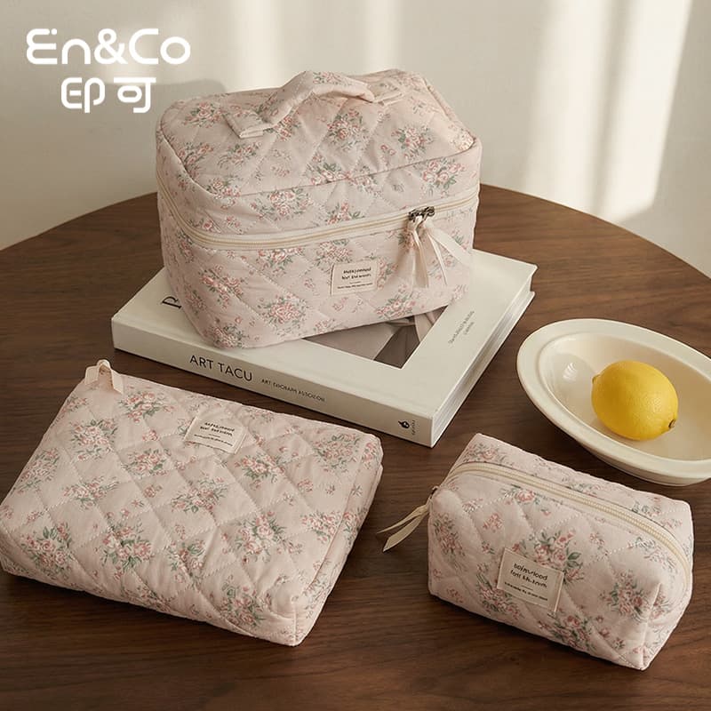 Cross-border Quilted Soft Pink Bouquet Makeup Bag Travel Portable Large Capacity Quilted Diamond Lattice Padded Storage Bag
