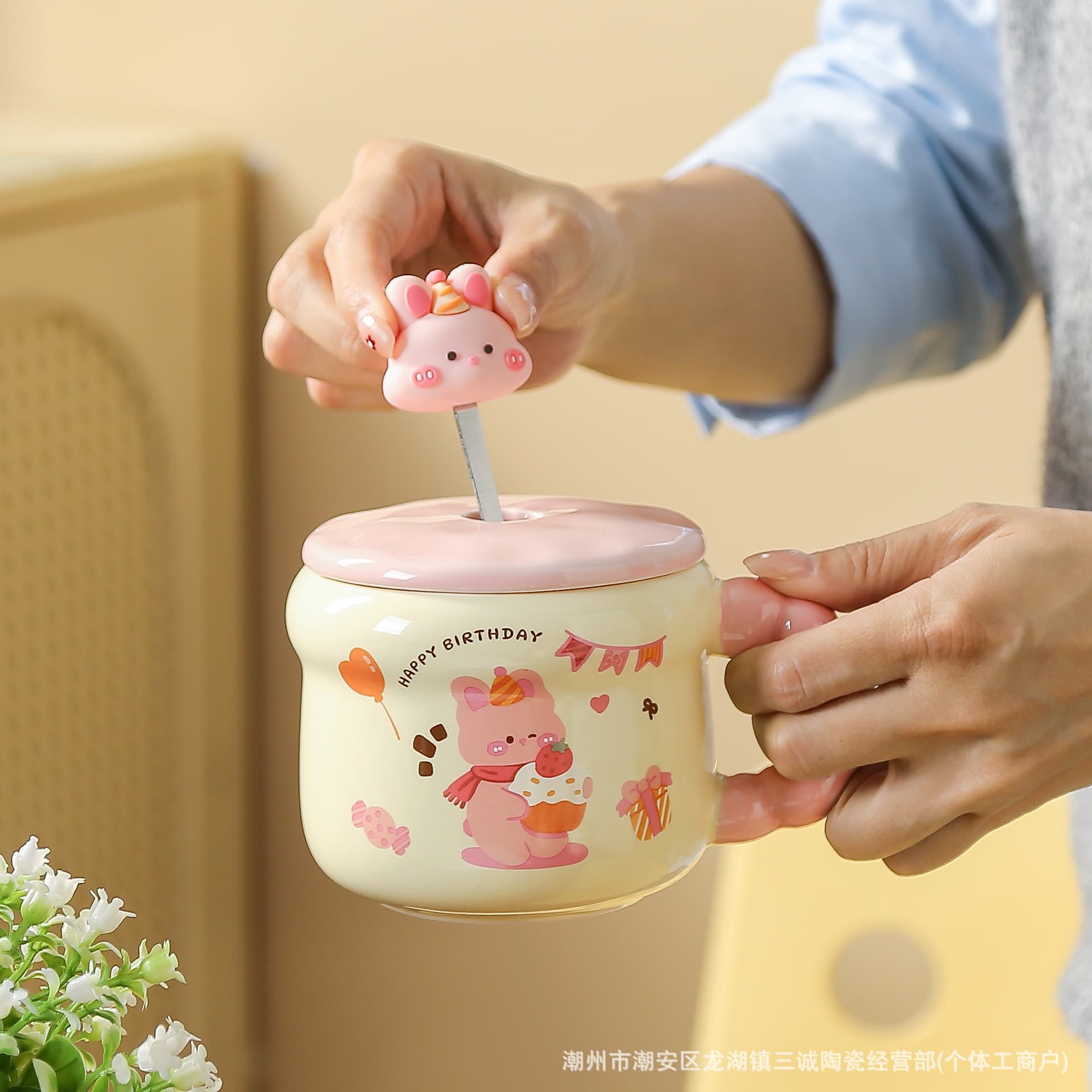 Cartoon Figurine Ceramic Mug with Lid and Spoon Cute Coffee Mug for Women Home Office Gift Cup Wholesale