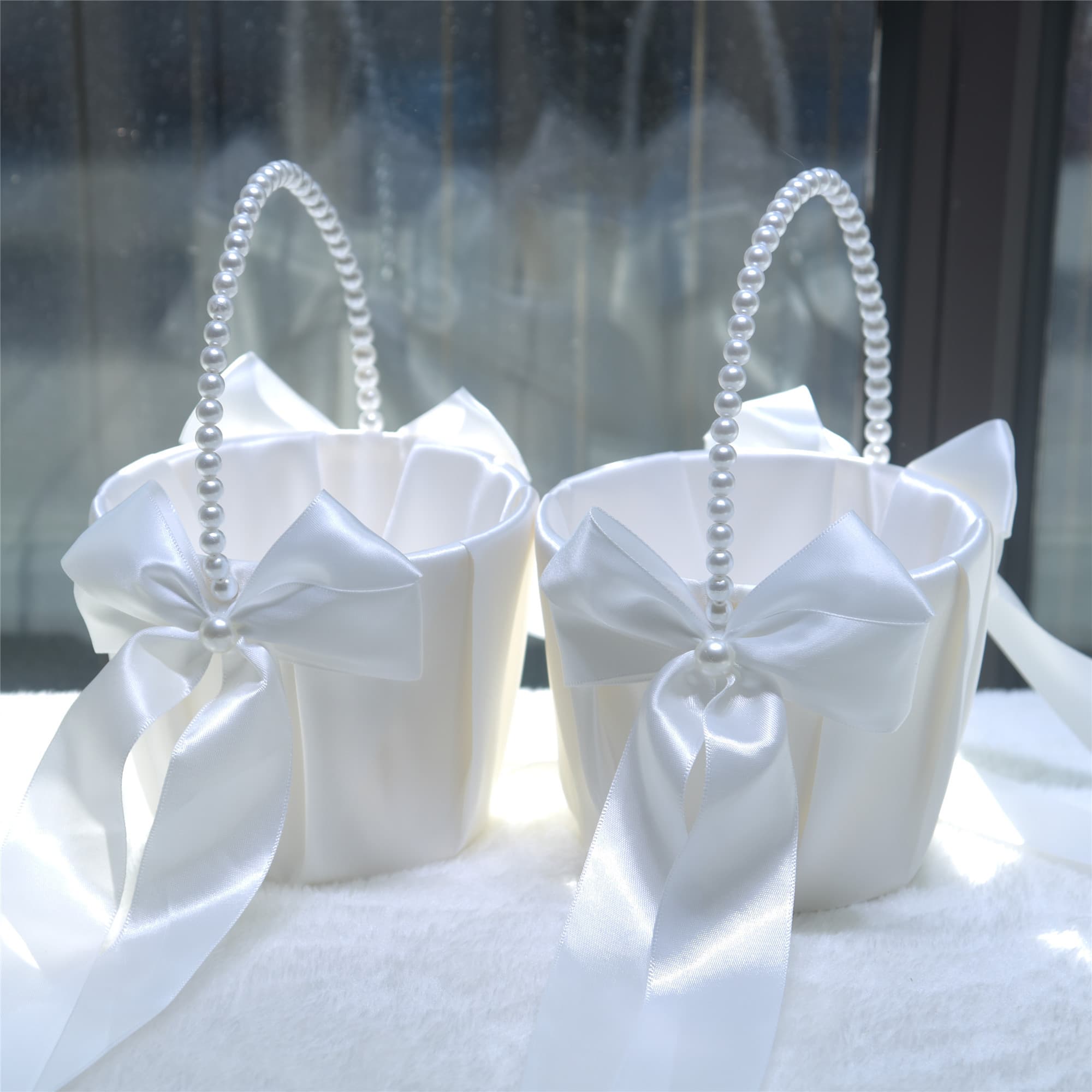 Western-style bridal wedding white satin pearl rosette flower basket flower girl pearl handle small flower basket foldable
