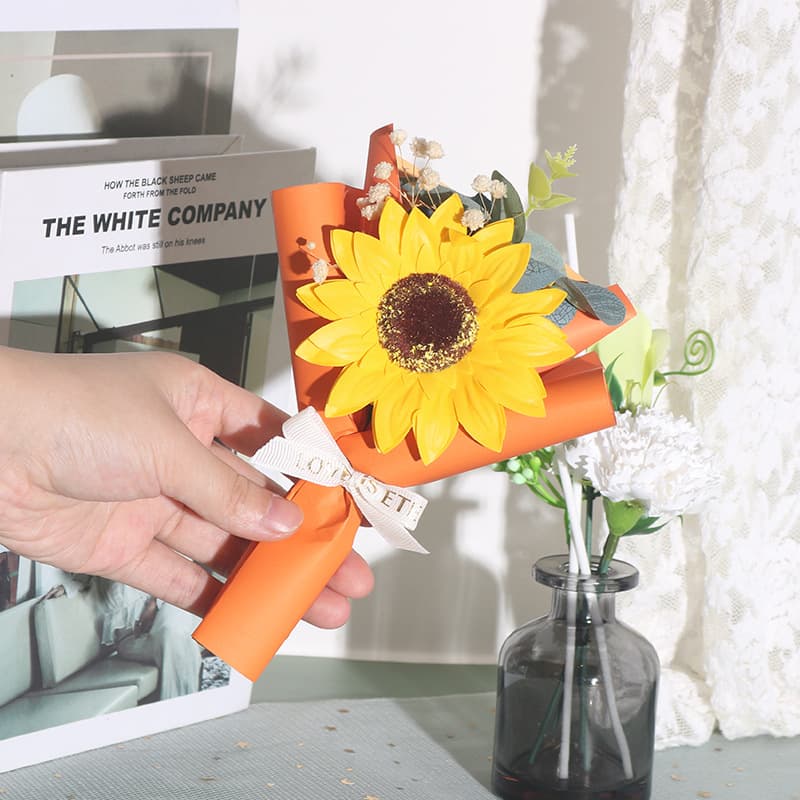 Mini sunflower bouquets, Teacher's Day lipstick and perfume gift sets, paired with small bouquets as souvenirs, graduation season soap flowers.