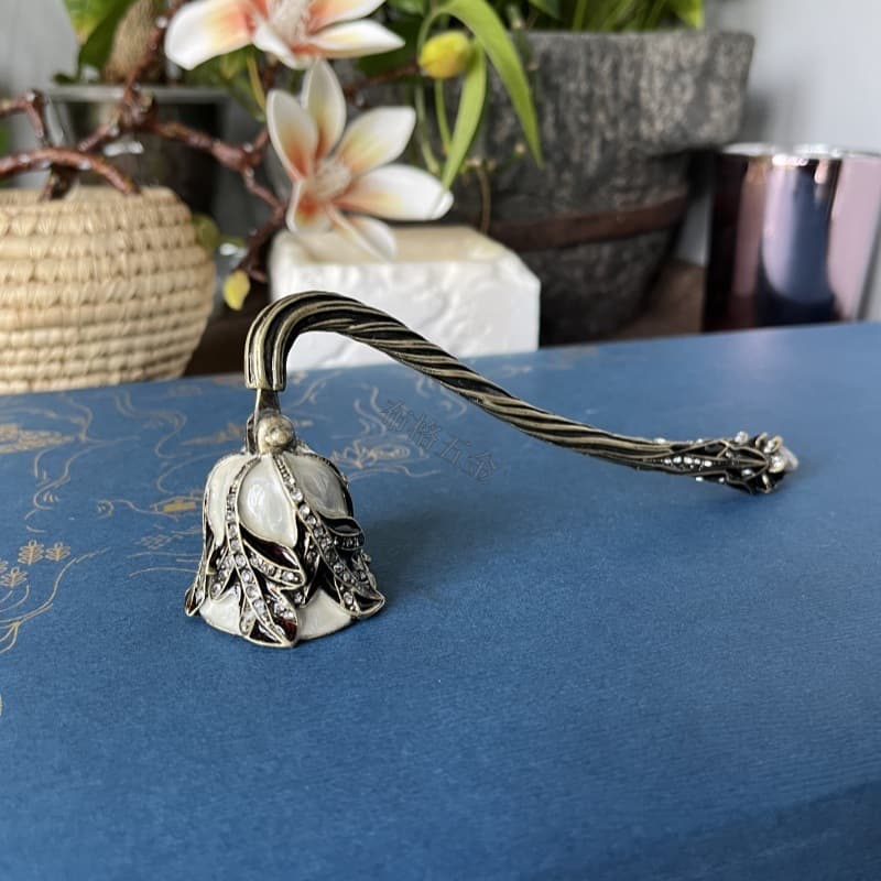 Vintage Candle Snuffer with Rhinestones, Creative Light Luxury Windproof Candle Cover for Home Aromatherapy Candles, Accessories